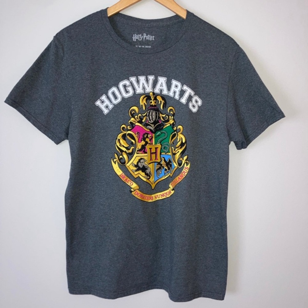 Harry Potter Hogwarts Crest Men's T-shirt Size M (38-40) Graphic Tee HP Fandom